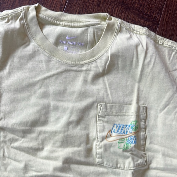 Beautiful lime green men’s medium Nike sb T-shirt great condition - Picture 2 of 2